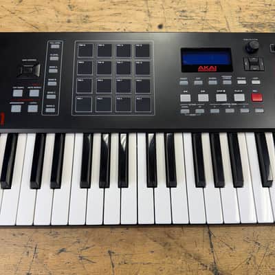 Used AKAI Professional MPK261 61-key Keyboard MIDI Controller image 3