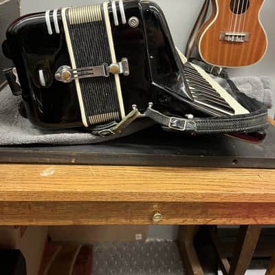 USED Vintage Valanti Professional Piano Accordion, 41/120 comes with case! image 7