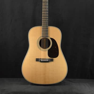 Martin D-28E Modern Deluxe Fishman Aura VT Blend Acoustic-Electric Natural image 2