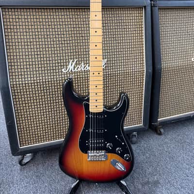 Fender Highway One Stratocaster with Maple Fretboard 2006 - 2011 - 3-Color Sunburst image 4