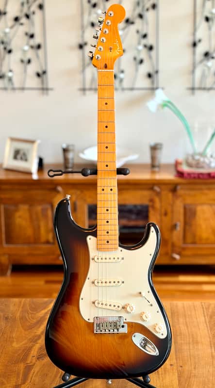 2013 Fender USA American Deluxe Stratocaster 2-Color Sunburst w/Maple Neck - Immaculate!!