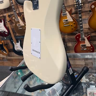 Fender Eric Clapton Artist Series Stratocaster with Vintage Noiseless Pickups 2001 - Present - Olympic White image 9