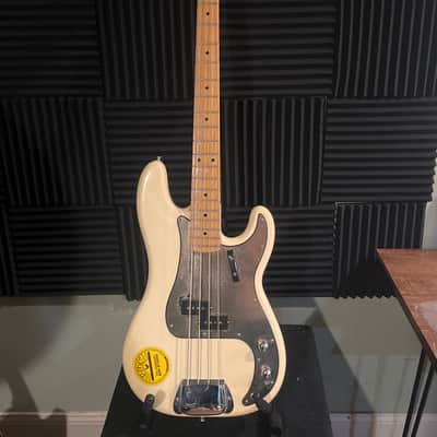 Squier Matt Freeman Signature Precision Bass 2012 - 2015 - Vintage White image 1