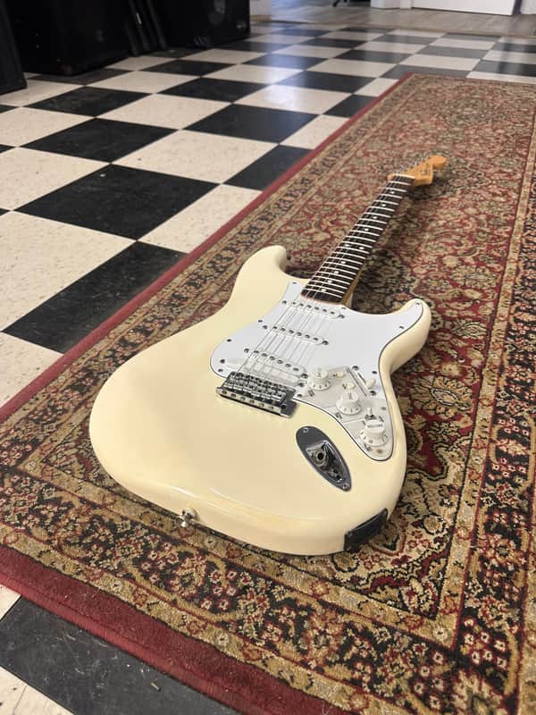 Fender Standard Roland Ready Stratocaster 2006 - 2012 - Arctic White image 1
