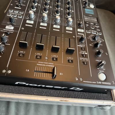 Pioneer DJM-900NXS2 4-channel DJ Mixer with Effects 2010s - Black image 3