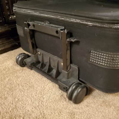 LARGE GATOR KEYBOARD/SYNTHESIZER TRAVEL CARRYING CASE W/WHEELS image 8