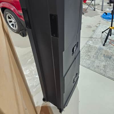 Gator GTR-MINIVAULT-B2 Mini Vault for 2 Electric Bass Guitars image 6