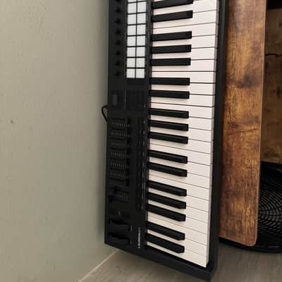 Novation Launchkey 49 MKIV MIDI Keyboard Controller 2024 - Present - Black image 3