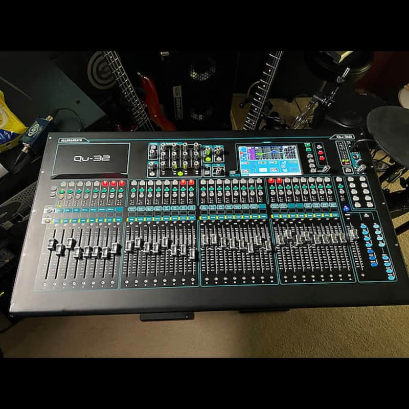 Allen & Heath QU-32 32-Channel Digital Mixer + Decksaver Cover 2015 - Present - Black image 1