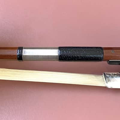 Immagine Excellent Used Bass Bow from the Workshop of Horst Schicker in Germany,Pernambuco Wood,Solid Silver Mountings - 7