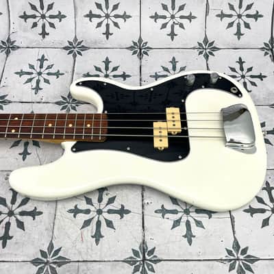 Fender Player Precision Bass with Pau Ferro Fretboard • Polar White • 2020 • 8.44 lb