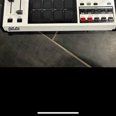 Akai MPC2500 Music Production Center 2005 - 2013 - Black image 3