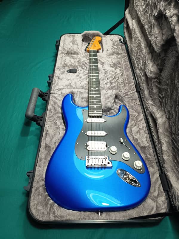 Fender American Ultra II Stratocaster HSS with Ebony Fretboard 2024 - Present - Noble Blue