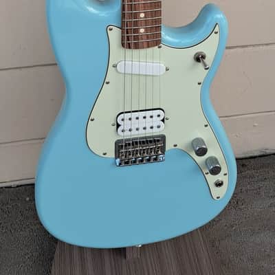 FENDER DUO-SONIC HS ELECTRIC GUITAR DAPHNE BLUE PAU FERRO FINGERBOARD - 2017 (USED) image 4