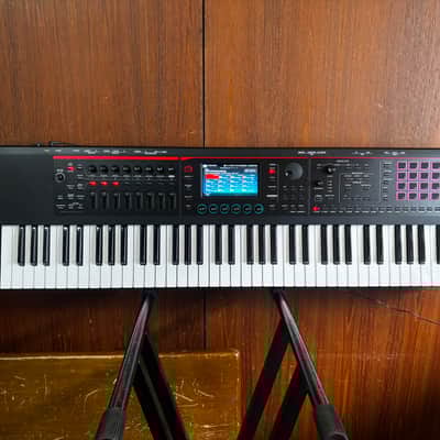 Roland FANTOM-07 76-Key Workstation Keyboard w/ gig bag