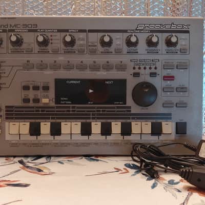 Roland MC-303 Groovebox 1990 - 1998 - Silver