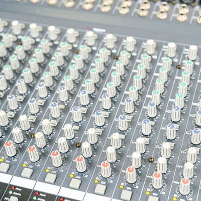Yamaha EMX5000 20-Channel Powered Mixer Mixing Console with Effects image 2