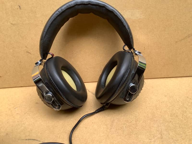 Grundig GDHS 221 vintage Headphones / super cool funky design / with original case image 1