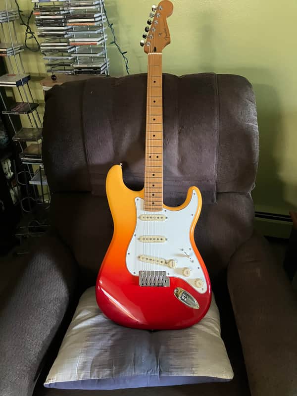 Fender Stratocaster player Plus Mid 20's - Tequila Sunrise