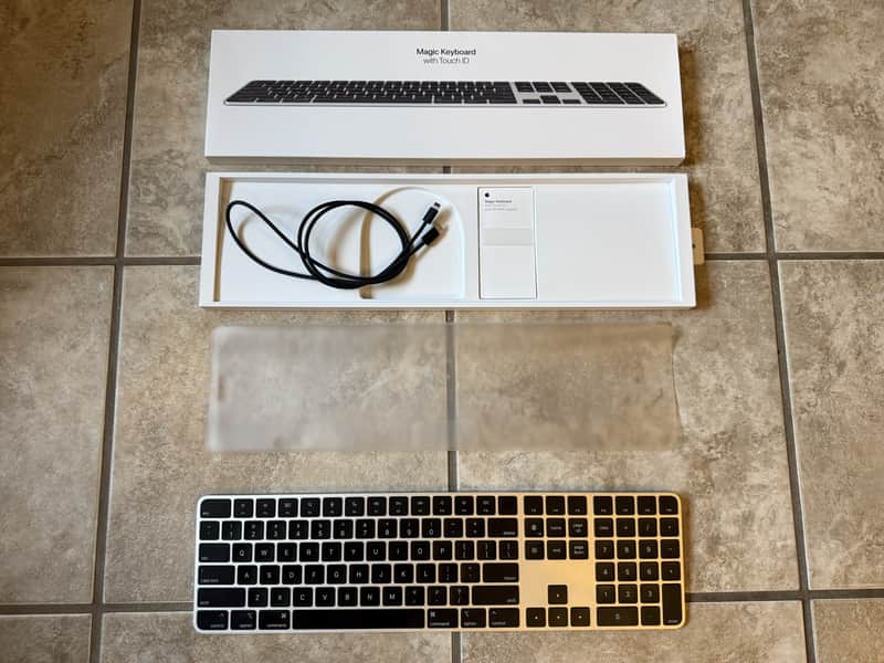 Magic Keyboard with Touch ID and Numeric Keypad for Mac models with Apple silicon - US English - Black Keys image 1