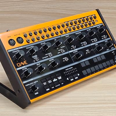 Immagine The Analog Source 45 Degree Angled Desktop Stand For Behringer Crave Edge Grind Spice Synthesizer - 2