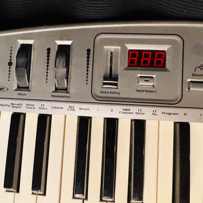 Midiman Oxygen 8 25-Key MIDI Controller Keyboard 2000s Silver image 3
