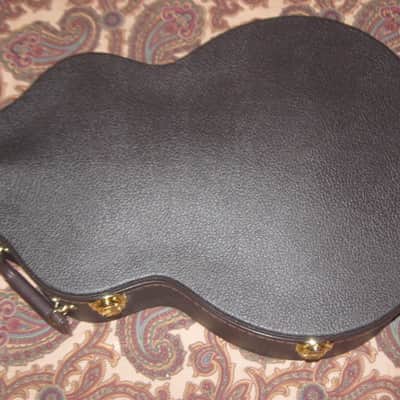new open box very near A+ genuine Taylor Grand Auditorium Deluxe Brown Hardshell Case (5201-55) textured dark brown vinyl over 3-ply wooden structure, Foam padding covered w/ red plush crushed velvet lining, brass plated latches, padded handle image 14