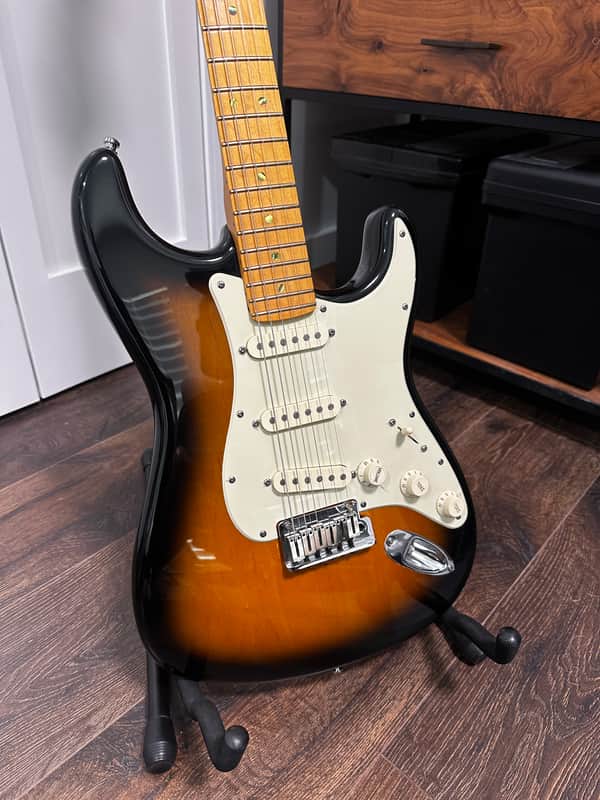 Fender American Deluxe Stratocaster V-Neck with Maple Fretboard 2004 - 2010 - 2-Color Sunburst image 1