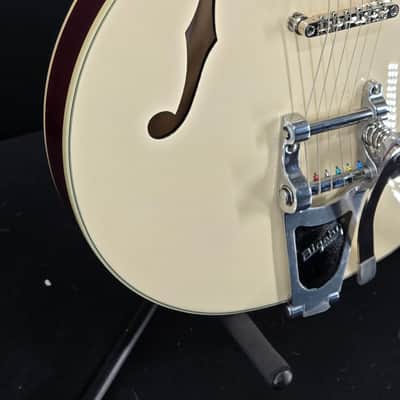 Gretsch G2622T Streamliner™ Center Block Double-Cut with Bigsby®, Laurel Fingerboard, Broad’Tron™ BT-3S Pickups, Vintage White image 3