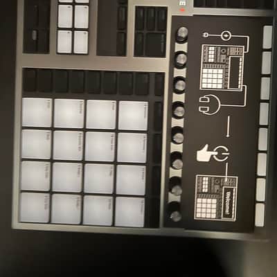 Native Instruments Maschine Plus 2020 - Present - Black image 3