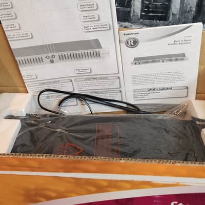 Realistic RadioShack 32-2059 is a dual 15-band stereo graphic equalizer 80s - Silver image 1