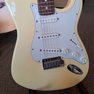 Fender American Standard Stratocaster with Rosewood Fretboard 1996 - 1997 - Vintage White image 8