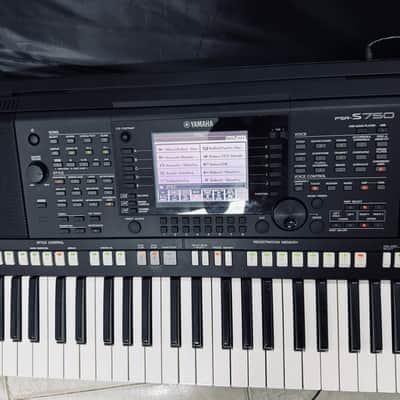 Yamaha Yamaha PSR-S750 61-Key Arranger Workstation Used in mint condition