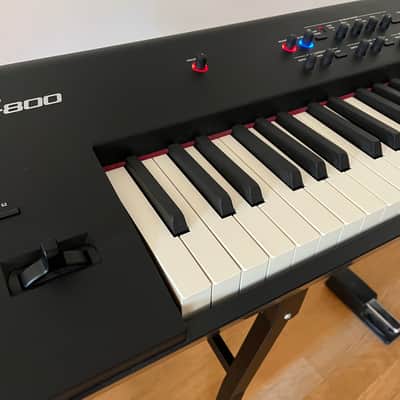 Roland RD-800 88-Key Digital Stage Piano - mit K&M Ständer