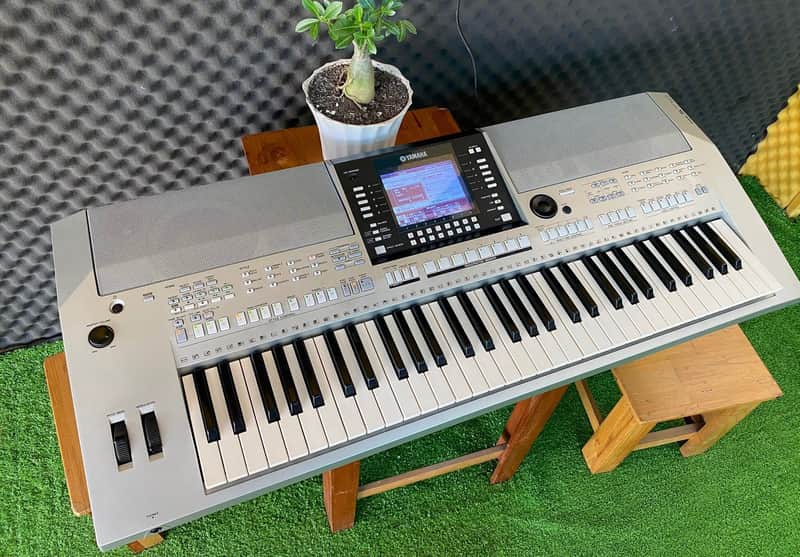 Yamaha PSR-S710 61-Key Arranger Workstation 2010s - Silver image 1