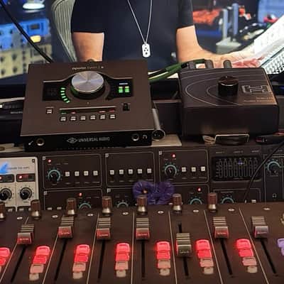 Universal Audio Apollo Twin X QUAD Thunderbolt 3 Audio Interface 2019 - Present - Gray image 3