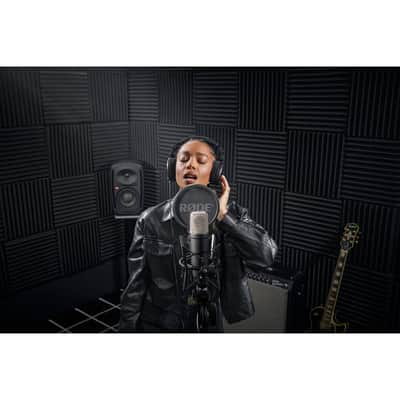 Rode NT1 Signature Series Condenser Microphone with SM6 Shockmount and Pop Filter - Black image 10