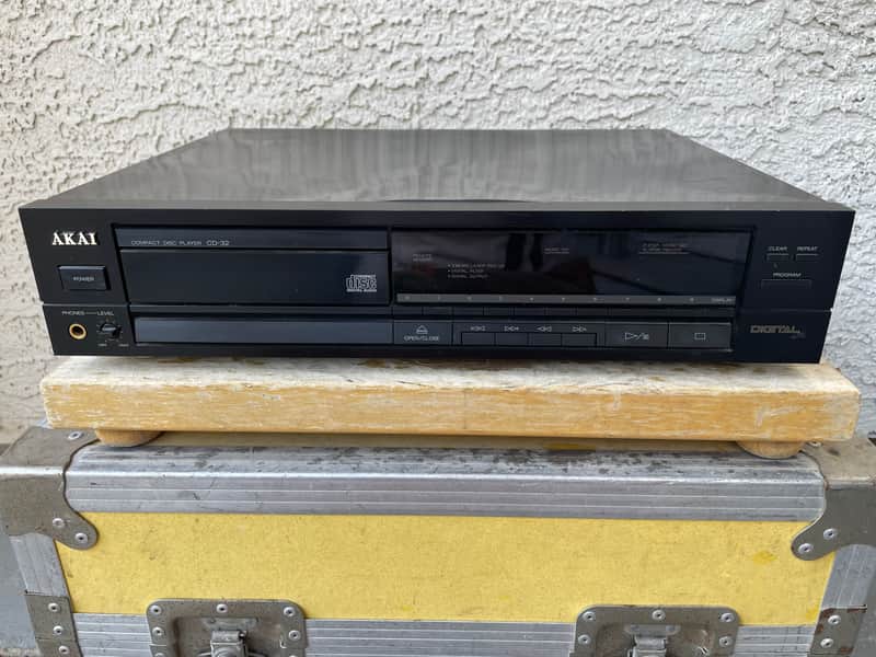 Vintage Akai CD-32 Compact Disc Player For Parts Or Repair 80s - Black image 1