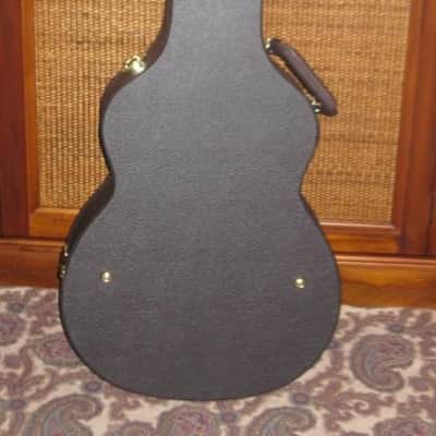new open box very near A+ genuine Taylor Grand Auditorium Deluxe Brown Hardshell Case (5201-55) textured dark brown vinyl over 3-ply wooden structure, Foam padding covered w/ red plush crushed velvet lining, brass plated latches, padded handle image 4