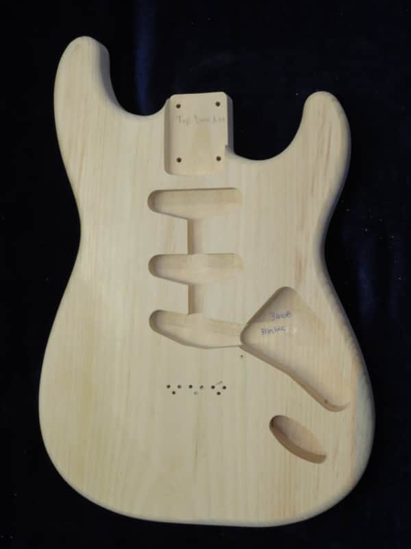 1 Piece 40yr Aged Pine Strat style body - Standard - 3lbs 6oz #3668 USAIMPORT CHARGES INCLUDED Bild 1