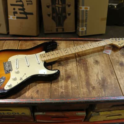 Fender American Special Stratocaster with Maple Fretboard 2010 - 2018 - 2-Color Sunburst image 4