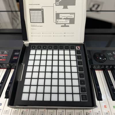 Novation Launchpad Mini MKIII Pad Controller 2020 - Present - Black image 2