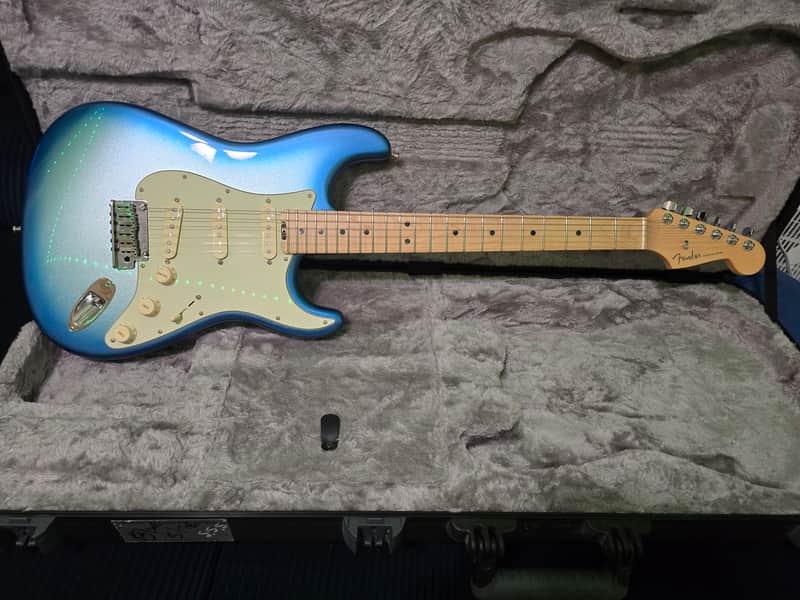 Fender American Elite Stratocaster with Maple Fretboard 2016 - 2019 Sky Burst Metallic