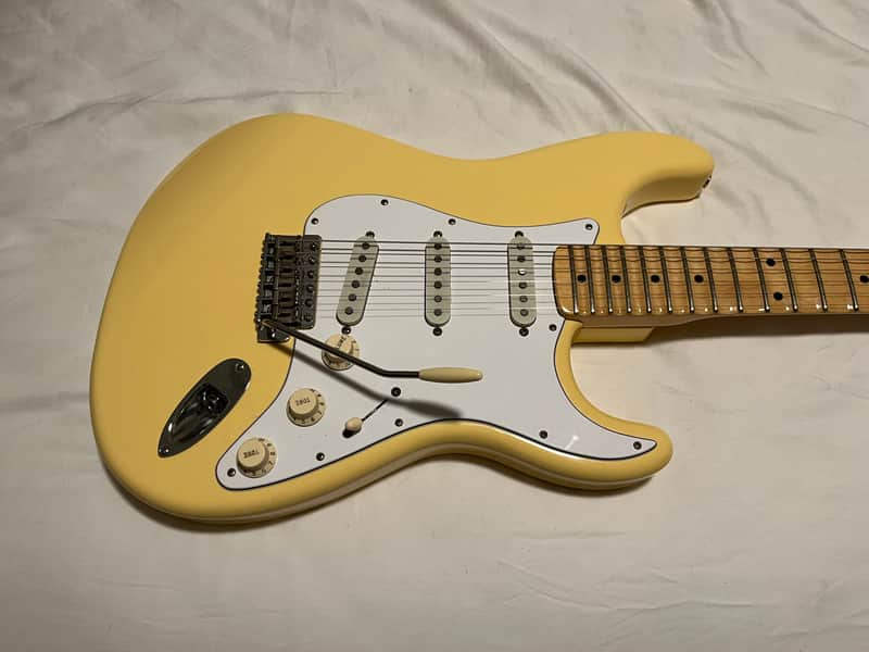 Fender Yngwie Malmsteen Artist Series Signature Stratocaster with Maple Fretboard 2007 - Present - Vintage White