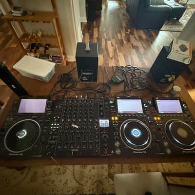 Pioneer DJ Industry Standard Setup CDJ3000 + DJM V10 2025 - Black image 2