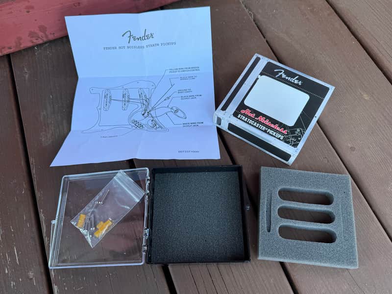 Fender 099-2105-000 Hot Noiseless Stratocaster Pickup Set