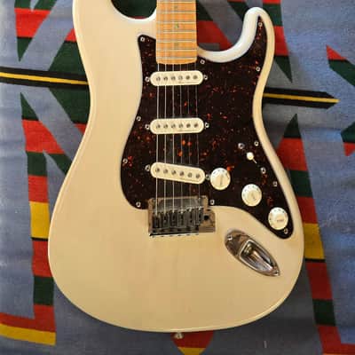 Fender American Deluxe Stratocaster with Maple Fretboard 1999 - 2002 - White Blonde image 1