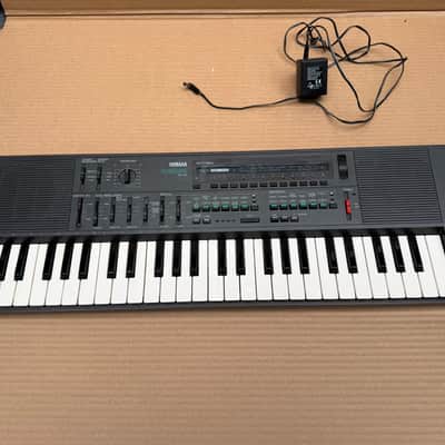 Yamaha MK 100 made in Japan Keyboard with synth sound - power supply Included portasound vintage 80’s