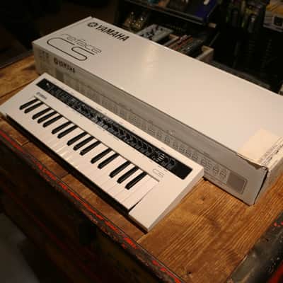 Yamaha Reface CS Mini Mobile Keyboard 2015 - Present - White image 1