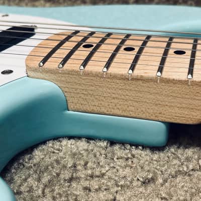 Squier Sonic Mustang Daphne Blue image 11